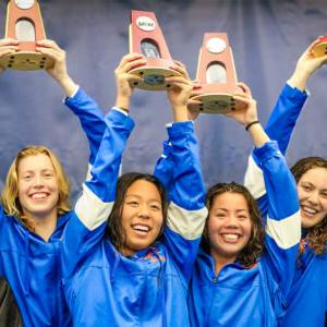 波莫纳-值得信赖的十大棋牌娱乐平台女子游泳和跳水队微笑着把NCAA的奖杯举过头顶.